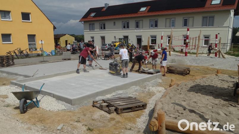 In unmittelbarer Nähe des sanierten Bahnhofsgebäudes entsteht in Freihöls ein Kinderspielplatz. Um die Gemeinde beim Bau zu unterstützen und um Kosten zu sparen, packte die Dorfbevölkerung in einer vorher sorgfältg geplanten Aktion mit an. "Tolle Sache", lobte der Bürgermeister. Bild: Wolfgang Houschka