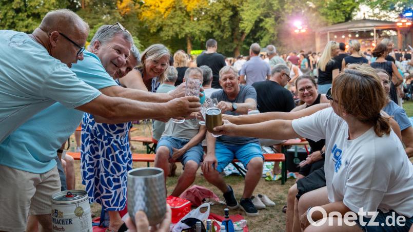 Die Besucher genießen die Premiere der Hip-Hop-Sommerserenade im Max-Reger-Park. Bild: Marina Gube