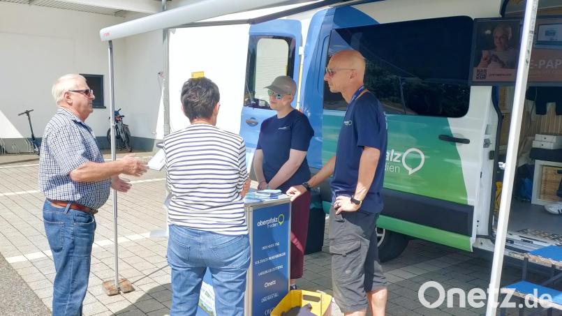 Bei "Redaktion on Tour" haben Leser die Chance, wie hier in Grafenwöhr, ins Gespräch mit Mitarbeitern von Oberpfalz-Medien zu kommen und ihre Anliegen vorzubringen. Archivbild: Lisa Sebald