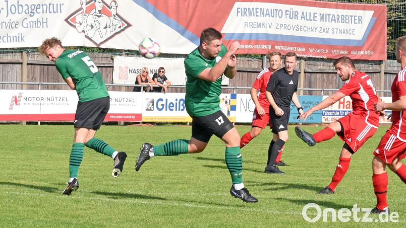 Der SV Mitterteich II empfängt am Freitag um 18.30 Uhr den TSV Konnersreuth. In den vergangenen Jahren (Szene aus der Saison 2024/25, Mitterteich in den grünen Trikots) waren die Nachbarduelle stets heiß umkämpft. Archivbild: Rudi Gebert