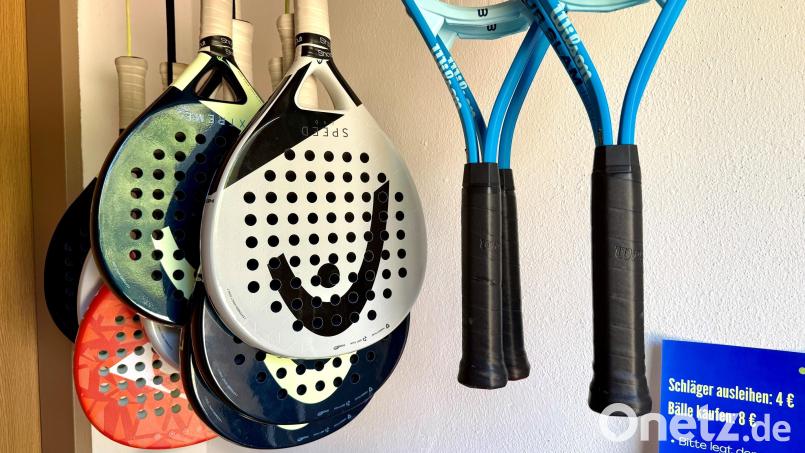 Die Schläger für Padel-Tennis zeichnen sich durch ihre kompakte Form und die charakteristischen Löcher in der Schlagfläche aus. Bild: Gabi Schönberger
