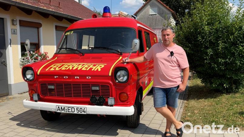 Der alte Ford Transit der Feuerwehr Sunzendorf mit ihrem Vorsitzenden Norbert Pöllinger war das älteste Feuerwehrauto im Landkreis Amberg-Sulzbach. Nach 48 Dienstjahren wird er jetzt ausgemustert. Bild: Heike Unger