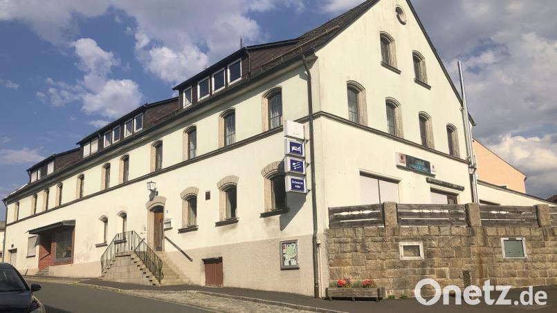 Nach dem Umbau und der Sanierung des Leerstandes "Schwarzer Adler" in der Plößberger Hauptstraße soll im Anwesen neues Leben einkehren. Bild: Werner Robl