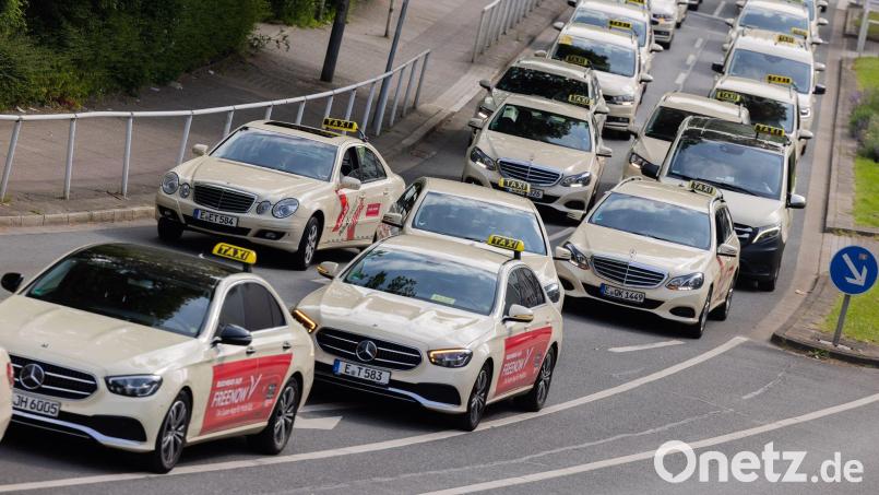 Die Taxibranche fordert Mindestpreise für die Mietwagenplattformen. (Archivbild) Bild: Rolf Vennenbernd/dpa