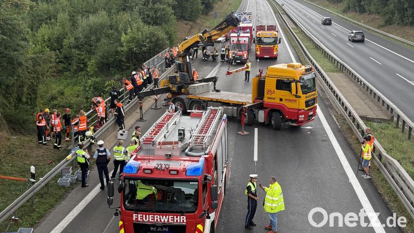 Einsatzkräfte der Feuerwehr arbeiten nach einem Unfall auf der Autobahn 3 bei Regensburg. Bild: Armin Weigel/dpa