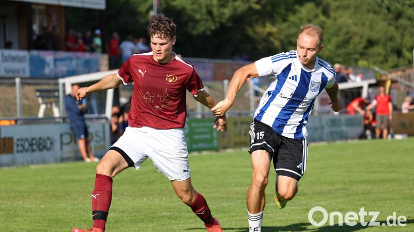 Der Eschenbacher Josef Gradl (links) behauptet den Ball im Saisonauftaktspiel gegen den SV Altenstadt/WN: Die Kicker vom Rußweiher wollen nach zwei Niederlagen zum Saisonstart im Heimspiel gegen den TSV Erbendorf punkten. Bild: Dieter Jäschke