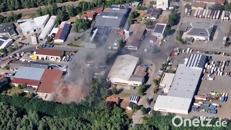 Der Brand in der Recycling-Firma in Weiherhammer fordert am Freitagnachmittag etliche Einsatzkräfte. Bild: mür