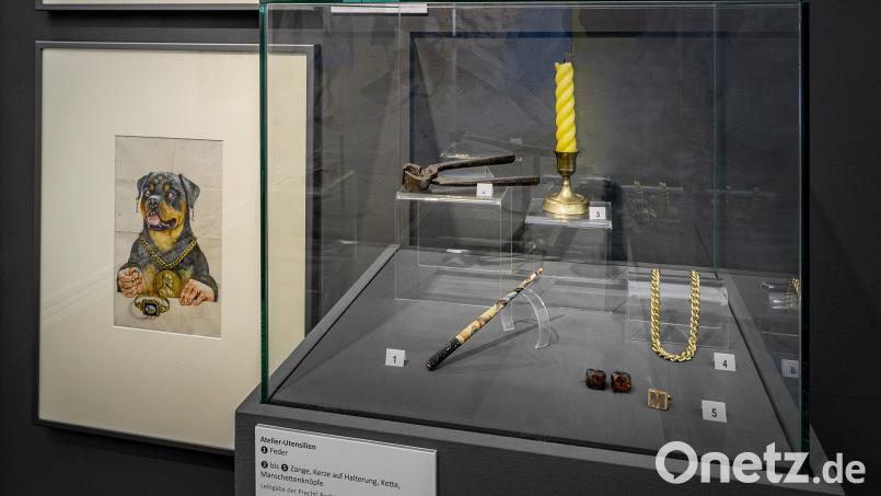 Vitrine mit Arbeitsutensilien von Michael Mathias Prechtl im Stadtmuseum Amberg. Bild: Marcus Rebmann