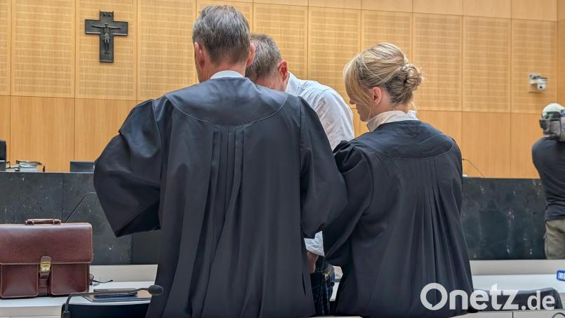 Rücksprache mit dem Mandanten: Nach dem Rechtsgespräch informieren Verteidigerin Stefanie Amann und Verteidiger Rouven Colbatz ihren Mandanten. Eine Einigung hat es am Donnerstag nicht gegeben. Bild: wüw
