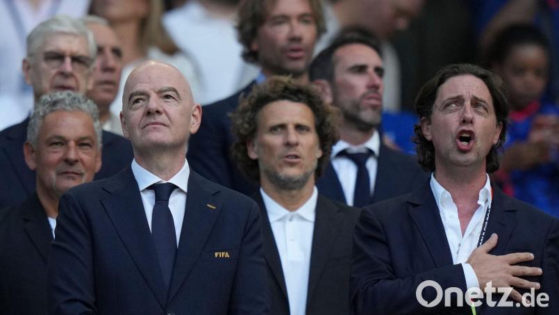 Diego Forlán (M) soll den uruguayischen Fußball nach vorn bringen. (Archivbild) Bild: Lynne Sladky/AP/dpa