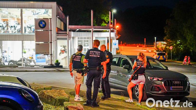 Die Polizei prüft nach Schüssen auf ein Auto, ob es sich um einen Hinterhalt gehandelt haben könnte. Bild: Enrique Kaczor/dpa