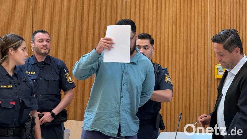 Der 25-Jährige ist unter anderem wegen zweifachen Mordes angeklagt. (Archivbild) Bild: Elke Richter/dpa