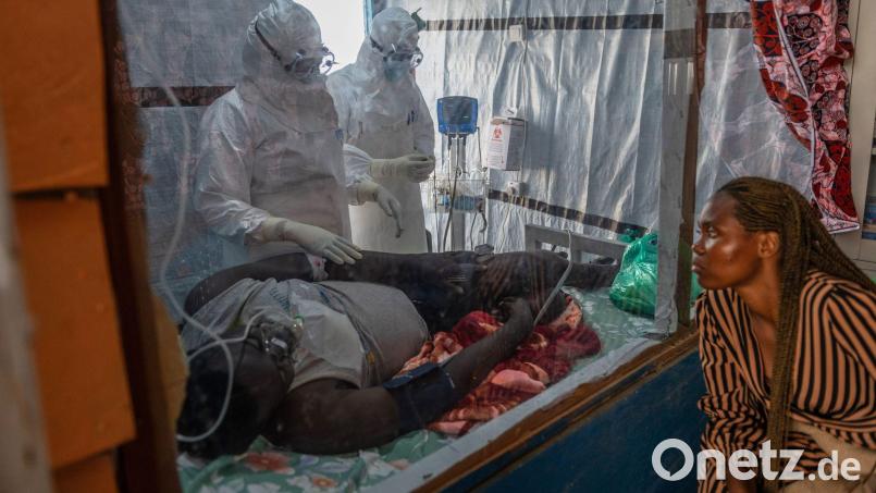 Ein Ebola-Patient wird in einem kongolesischen Behandlungszentrum versorgt. (Archivbild) Bild: Moses Sawasawa/AP/dpa