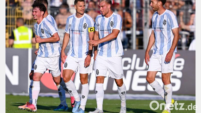 Die Spieler von 1860 München bejubeln das 2:0 gegen Augsburg II - zum Sieg reicht es nicht. Bild: Sven Hoppe/dpa