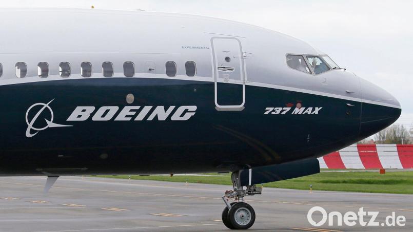 Rund 470 Maschinen des Typs Boeing 737 Max sollen auf Risse neben Türen überprüft werden. (Archivbild) Bild: Ted S. Warren/AP/dpa