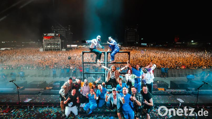 Zur Bühnenshow gehörten auch einige "Wärter einer Irrenanstalt" (blaue Kittel). Die waren nach dem gemeinsamen Auftritt beim Wacken-Open-Air von Hämatom (weiße Jacken) und den Troglauern (in Lederhosen) genauso "verrückt" geworden wie die 85.000 Fans im Hintergrund. Bild: Vincent Voll