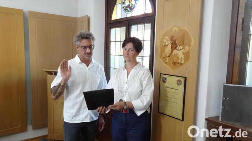 Tanja Kippes vereidigt Torsten Bär im Stadtrat Neustadt/WN. Bild: ui