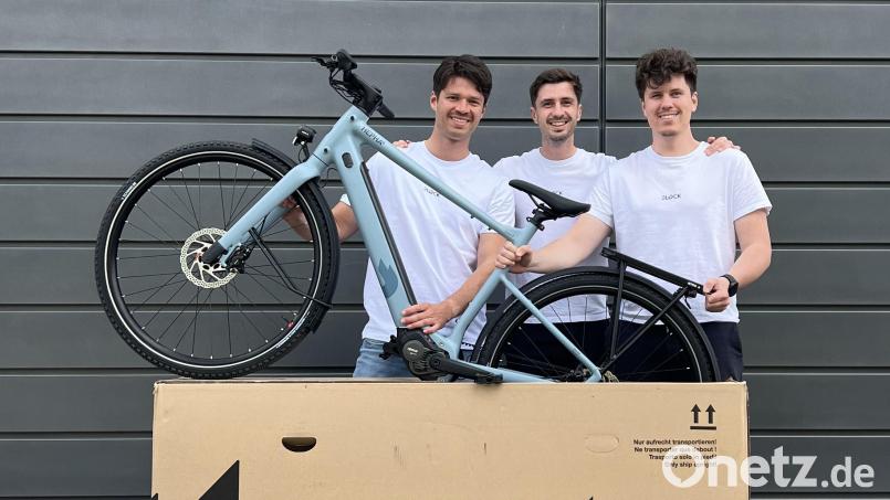 "Ein unglaublicher Moment": Die Gründer des Oberpfälzer Start-ups "2Lock" beim Auspacken eines der ersten E-Bikes, das mit ihrem Hightech-Schloss ausgestattet ist und es nun auf den Markt geschafft hat. Bild: 2Lock