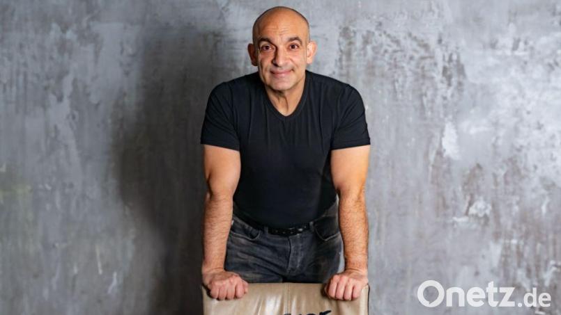 Django Asül tritt mit seinem neuen Programm „Am Ende vorn“ auf. Bild: Manfred Huber