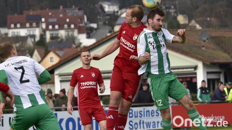 Derbyzeit in Wernberg: Die SpVgg Pfreimd (rot) gastiert am Sonntag beim FC Wernberg (grün/weiß). Bild: Hans Mark