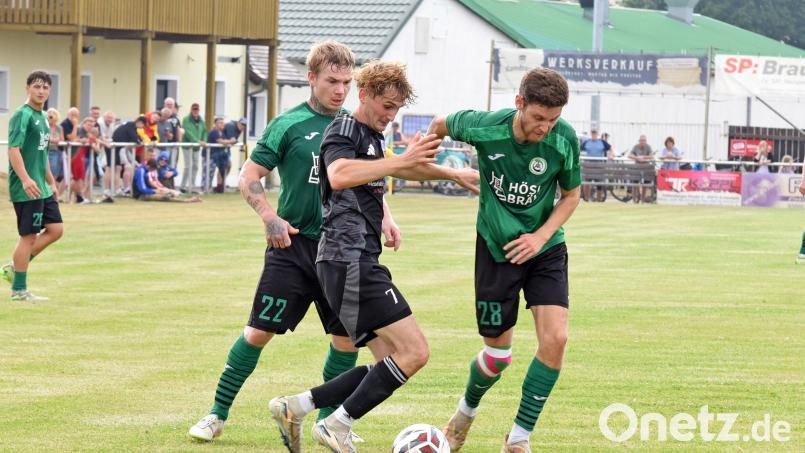 Der SV Mitterteich gastiert am Sonntag beim FSV Bayreuth. Das Bild zeigt Jakub Nedbaly (rechts) und Johannes Zintl (links) beim 4:0-Sieg gegen den FC Fichtelgebirge. Bild: Rudi Gebert