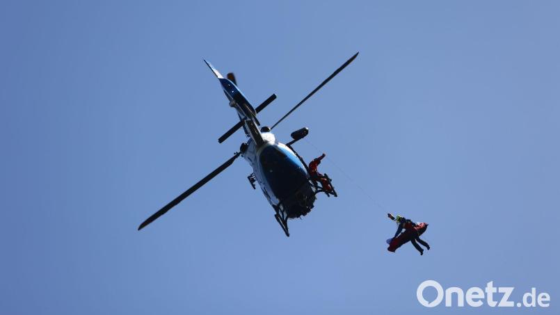 Die Bergwacht rettete einen schwer verletzten Wanderer vom Hochstaufen. (Symbolbild) Bild: Matthias Bein/dpa