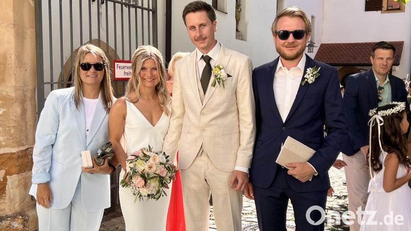 Das glückliche Brautpaar mit den Brautzeugen Elena Ntokaes und Dominik Weigl. Bild: Marianne Moosburger