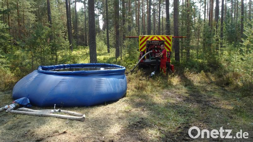 Faltbehälter bevorraten bei Waldbränden die Löschwasserversorgung. Auch beim Einsatz im Manteler Forst musste die Feuerwehr auf mobile Wasserreservoires zurückgreifen. Archivbild: ui