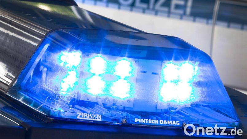 Ohne Führerschein und unter Drogen: Ein 24-Jähriger fährt in Hanau vor einer Kontrolle davon und verunglückt. (Symbolbild) Bild: Friso Gentsch/dpa