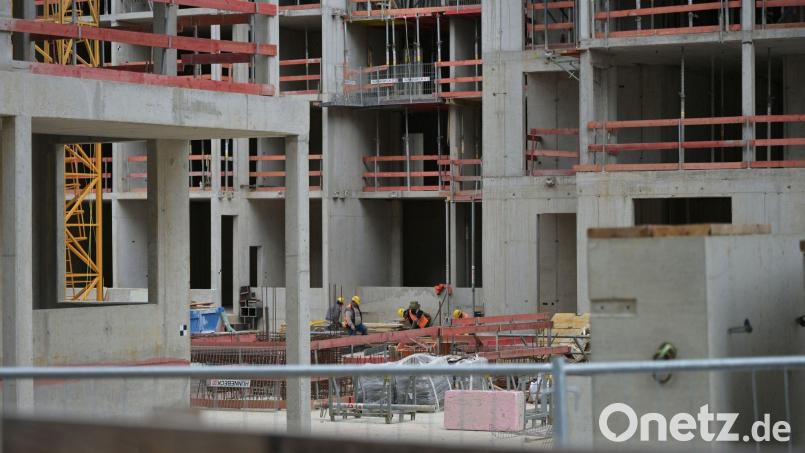 Bauen, bauen, bauen - in Bayern wurden im ersten Halbjahr 2026 so viele Genehmigungen für neue Wohnungen erteilt, wie schon lange nicht mehr. (Symbolbild) Bild: Malin Wunderlich/dpa