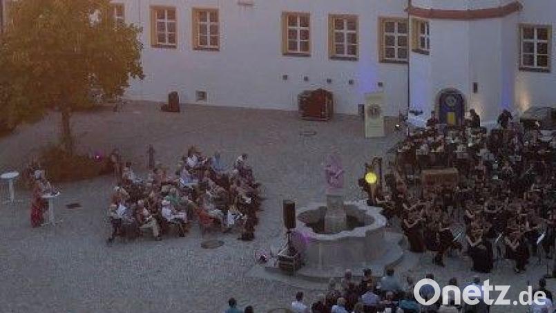 Das Bayerische Landesjugendorchester spielt im Schlosshof Sulzbach-Rosenberg. Bild: Jürgen Schleicher