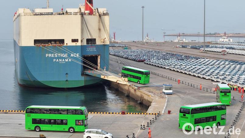 Im Hafen der chinesischen Stadt Yantai werden elektrische Doppeldeckerbusse für den Export verschifft. (Archivbild) Bild: Tang Ke/XinHua/dpa