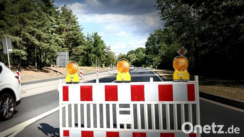 Gesperrt! Während der Sommerferien müssen Autofahrer im westlichen Landkreis Neustadt/WN einige Umleitungen fahren. Im Bild ist die gesperrte Strecke der B470 nach Weiden zu sehen. Bild: Gabi Schönberger