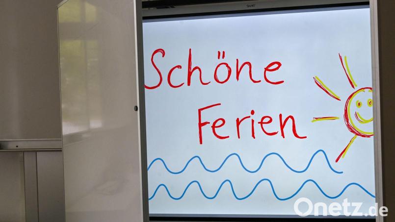 „Schöne Ferien“ steht auf einer Smartboard-Tafel. Wie schön werden diese Ferien, wenn nach der Affenhitze sofort der Herbst kommt? Aber wir wollen positiv bleiben. Bild: Jens Kalaene/dpa