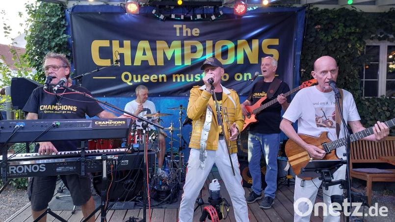 "The Champions" rocken die "Live Stage". Bild: Helmut Kunz