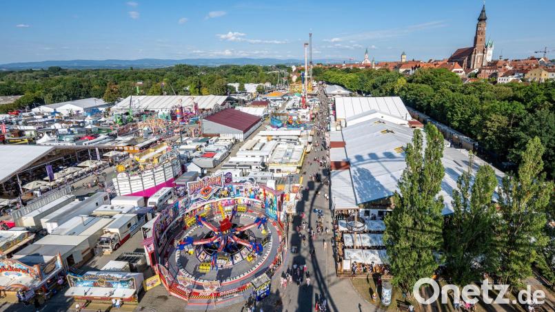 Mit dem Gäubodenfest in Straubing ist eines der beliebtesten und größten Volksfeste Bayerns gestartet. Bild: Armin Weigel/dpa