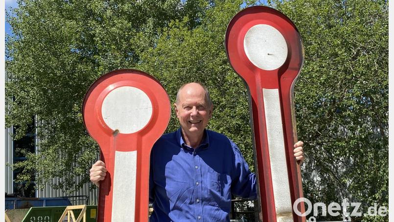 Siegfried Rossmann freut sich über seine Neuerwerbung. Er präsentiert die gekoppelten Einheitsflügel mit den typischen roten "Löffeln" am Ende. Bild: Claudia Völkl