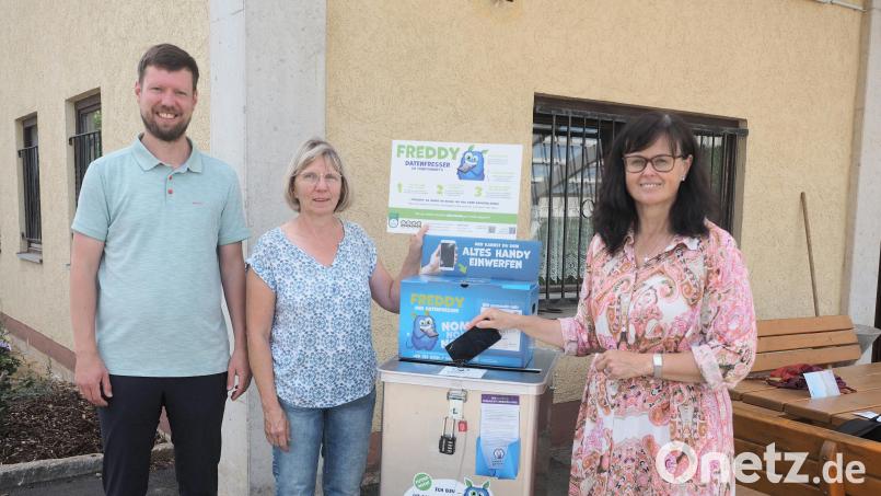 Matthias Edtbauer, Martina Heberl und Bürgermeisterin Birgit Barth (von links) stellen die neue Sammeltonne für Handys und Tablets auf dem städtischen Bauhof vor. Bild: kek