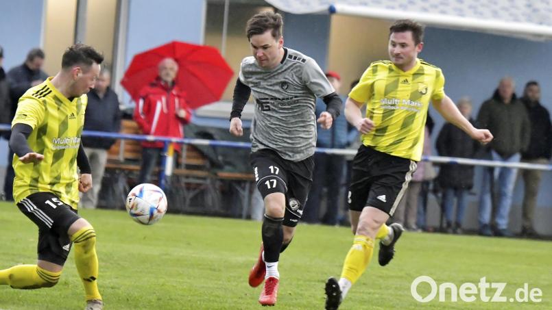 Dominik Siebert (Mitte) läuft künftig nicht mehr für die Sportfreunde Ursulapoppenricht auf. Bild: Hubert Ziegler