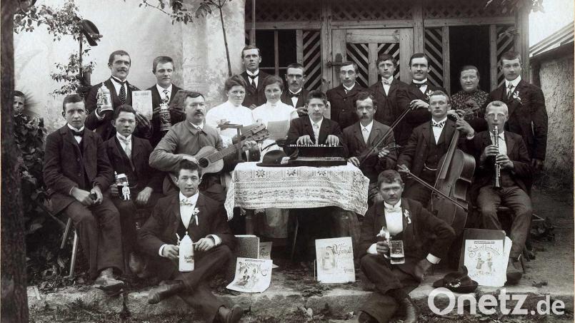 Musikalisch präsentierte sich der Burschenverein im Vereinslokal „beim Schmiedl“ in Unterlind beim so genannten „Feuchten Eck“ Rechts mit der Bassgeige sitzt der Gründungsvorsitzende im Jahr 1896, Johann Prechtl. Bild: Archiv Josef Wiche