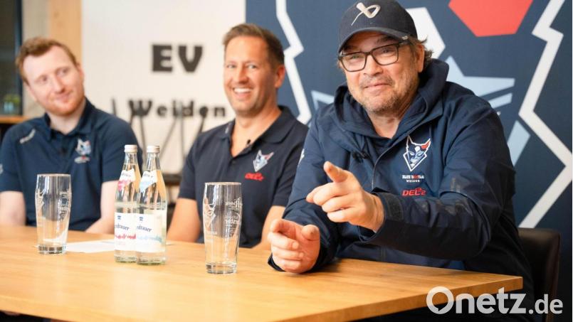 Beste Laune bei Dave Matsos (rechts), dem neuen Trainer der Blue Devils Weiden, während der Pressekonferenz mit Sportlichem Leiter Stephan Seeger jr. (links) und Moderator Daniel Sommer. Bild: Gabi Schönberger