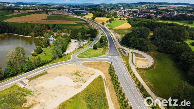 Die neue Ortsumgehung Waldershof ist für den Verkehr freigegeben. Bild: Wolfgang Erhart