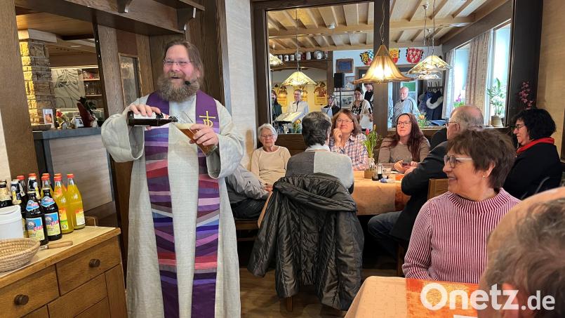 Bernd Deyerl ist Diakon und besetzt die Pfarrstelle der evangelischen Kirchengemeinde Eschenfelden-Königstein. Seine Art, mit Menschen umzugehen und Glauben auch mal auf unkonventionelle Art zu vermitteln, kommt bei den Leuten enorm gut an – wie hier bei einem Wirtshausgottesdienst im Königsteiner Hof. Bild: Heidi Kurz