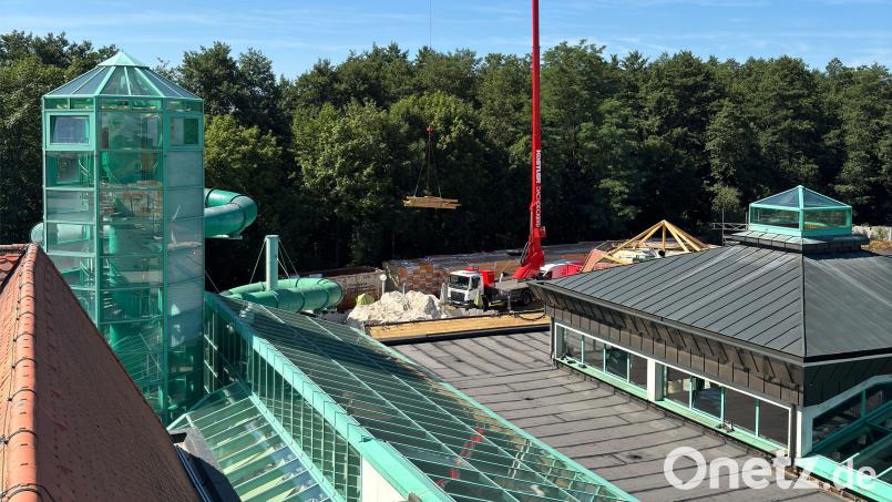 Die Stadtwerke Weiden sanieren bis Ende 2026 die Dächer des Hans-Schröpf-Stadions und der Thermenwelt (Foto). Im Anschluss entsteht auf der Gesamtfläche von 7800 Quadratmetern eine der größten PV-Dach-Anlagen der Stadt. Bild: Stadtwerke Weiden