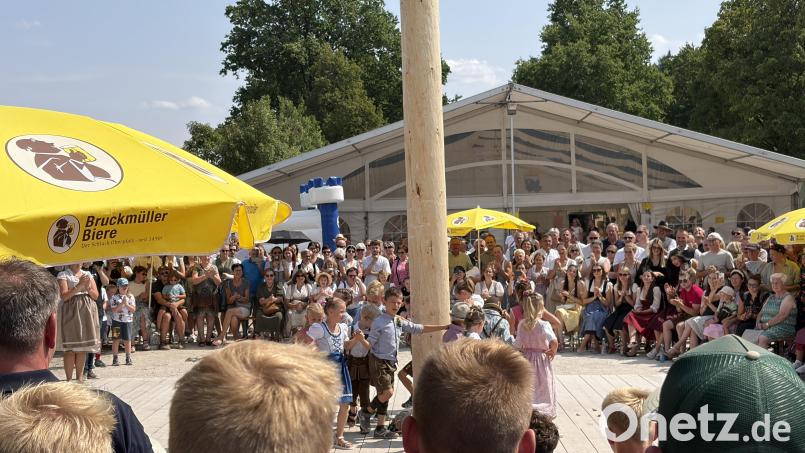 Die Kinder-Kirwapaare begeisterten die zahlreichen Besucher der Wolfsbacher Kirwa. Bild: Florian Schlegel