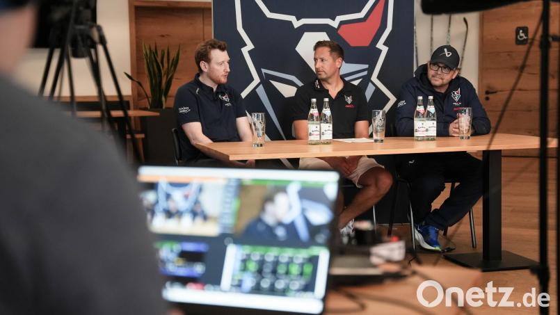 Viel zu besprechen: Trainer Dave Matsos (rechts), Moderator Daniel Sommer (Mitte) und der Sportliche Leiter Stephan Seeger Junior stellten sich den Fragen der Journalisten. Bild: Gabi Schönberger