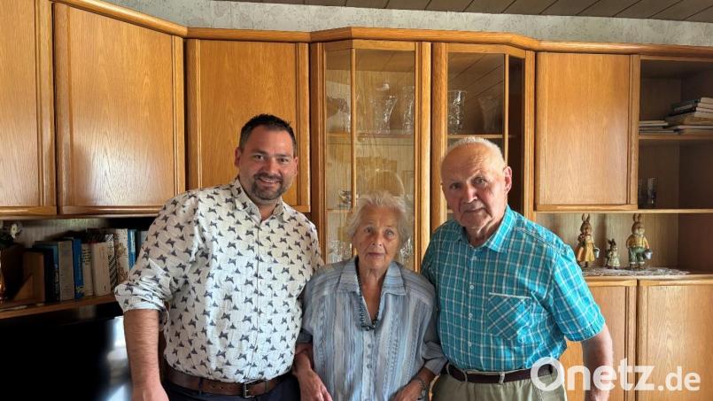 Das Ehepaar Josef und Anna Eckl feierte ihr Jubiläum gemeinsam mit Sebastian Hartl, Bürgermeister des Marktes Luhe. Bild: Marie Panzer