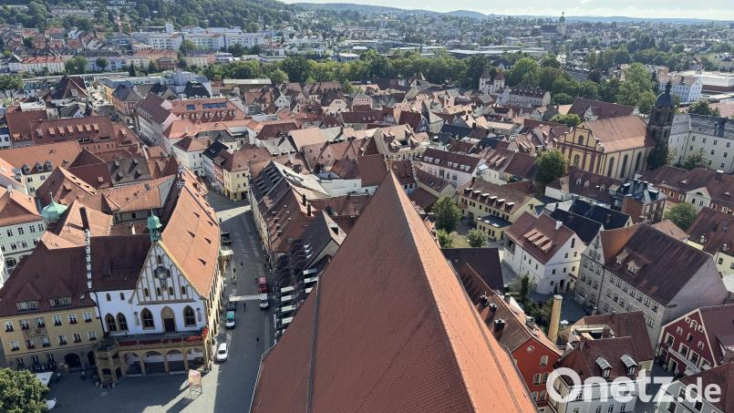 Ein Blick auf das Amberger Rathaus, den man schon lange nicht mehr genießen konnte: Ab sofort kann der Martinsturm wieder bestiegen werden. Bild: Heike Unger