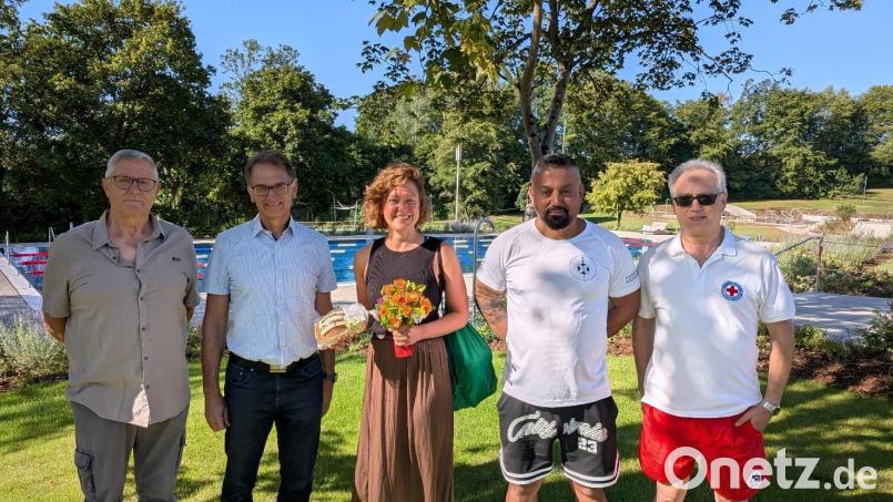 Erster Badegast im neu sanierten Freibad Freudenberg: Simone Grill mit Bürgermeister Reiner Wiedenbauer (2. v. links). Bild: Tobias Basler