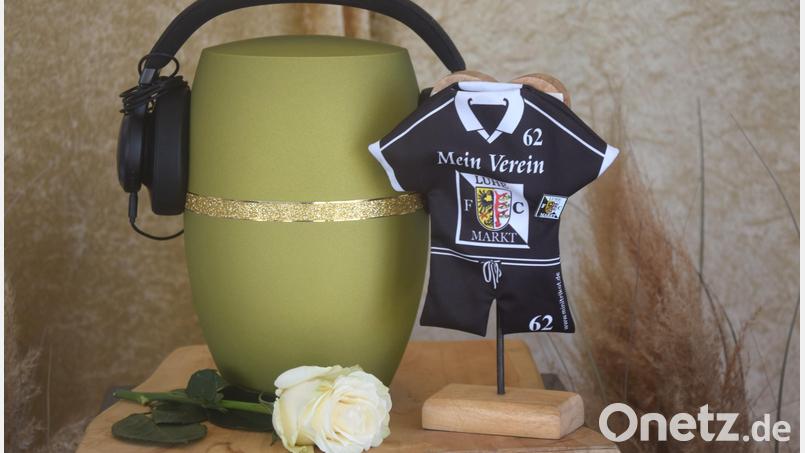 Die Urne mit den Kopfhörern von DJ Easy und das Banner seines geliebten FC Luhe. Bild: Ernst Frischholz